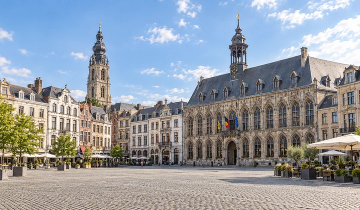 Vue illustrée de la Grand-Place de Mons, avec son hôtel de ville et son beffroi