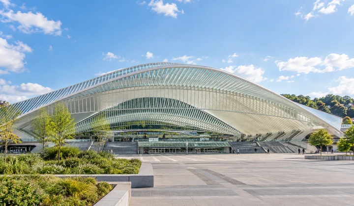 Vue illustrée de la gare de Liège-Guillemins et de sa verrière blanche